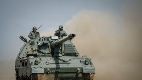 Eine Panzerhaubitze 2000 nimmt an der Nato-Übung "Griffin Storm", bei der etwa 1000 Bundeswehrsoldaten zusammen mit der litauischen Armee die Verteidigung der Nato-Ostflanke trainieren, teil. © picture alliance/dpa | Kay Nietfeld Foto: Kay Nietfeld