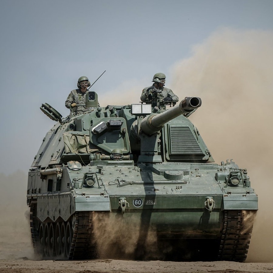 Eine Panzerhaubitze 2000 nimmt an der Nato-Übung "Griffin Storm", bei der etwa 1000 Bundeswehrsoldaten zusammen mit der litauischen Armee die Verteidigung der Nato-Ostflanke trainieren, teil. © picture alliance/dpa | Kay Nietfeld Foto: Kay Nietfeld