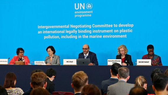 Der Vorsitzende des internationalen Verhandlungsausschusses, Luis Vayas Auf der UN-Konferenz zu Plastikmüll im südkoreanischen Busan spricht Valdivieso (M.), neben Inger Andersen, Exekutivdirektorin des UNEP, (2.v.r.), während einer Pressekonferenz. © Uncredited/YONHAP/AP 