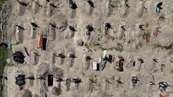 Blick auf Gräber von Zivilisten in Butscha, die währen der russischen Invasion in die Ukraine getötet wurden. © dpa-Bildfunk 