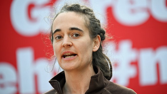 Carola Rackete bei einer Wahlkampfveranstaltung der Partei Die Linke. © dpa bildfunk Foto: Sebastian Gollnow