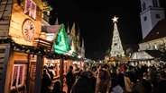 Der Weihnachtsmarkt in Celle in abendlicher Stimmung. © Michael Matthey/dpa 