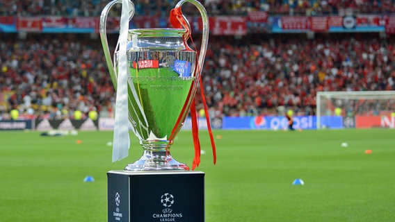 Der Pokal der Champions League steht auf einem Podest in einem Fußballstadion. © dpa picture alliance/Pacific Press Agency Foto: Alexander Gusev