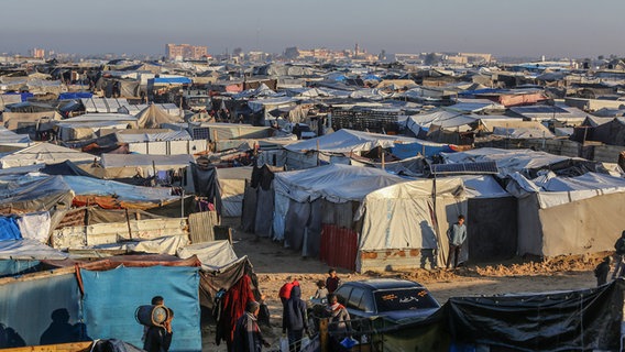 Ein Überblick über ein behelfsmäßiges Zeltlager für vertriebene Palästinenser in der Gegend von Al-Mawasi nach heftigen Regenfällen. © Abed Rahim Khatib/dpa 