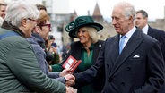 König Charles III. und Königin Camilla begrüßen am Ostersonntag die Menschen nach dem Ostergottesdienst in der St. George's Chapel auf Schloss Windsor. (Foto vom 31.3.2024) © Hollie Adams/Reuters Pool/PA Wire/dpa 