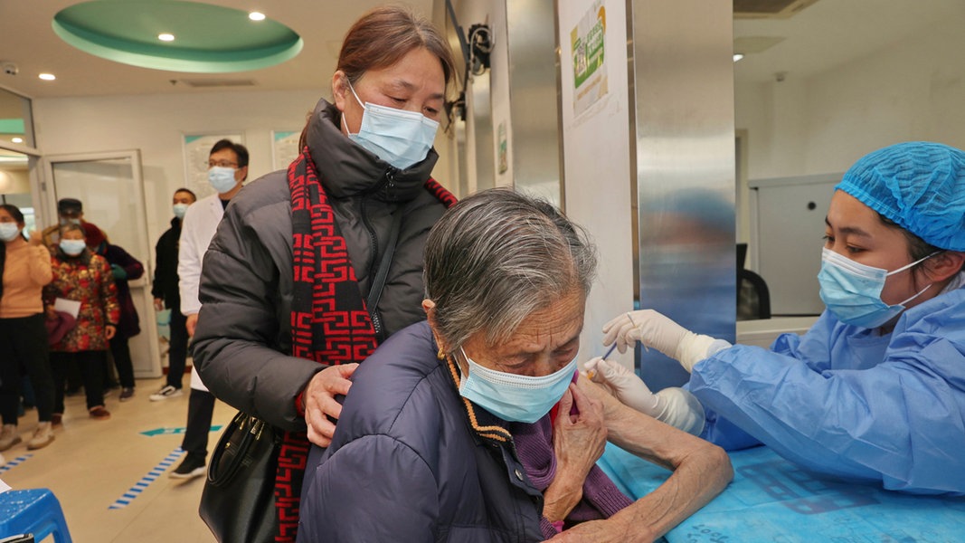 Eine Krankenschwester verabreicht einer alten Frau in einem kommunalen Gesundheitszentrum in Nantong in der ostchinesischen Provinz Jiangsu eine Corona-Impfung.