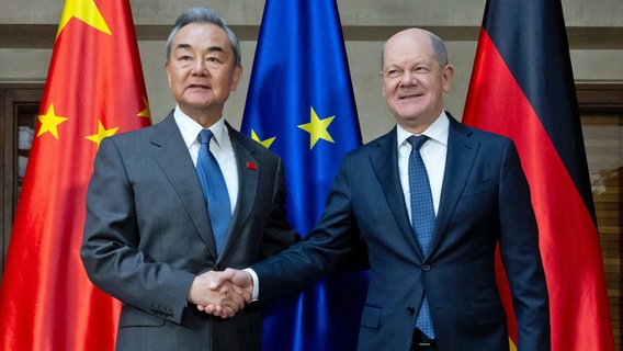 Bundeskanzler Olaf Scholz (r.) und Wang Yi, Staatsrat für Auswärtige Angelegenheiten und Außenminister der Volksrepublik China, kommen bei der Münchner Sicherheitskonferenz zu einem Gespräch zusammen. © Sven Hoppe/dpa Pool/dpa 