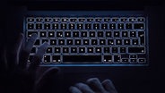 Ein Mann tippt auf die beleuchteten Tasten eines Laptop, aufgenommen am 26.07.2016 in Stuttgart (Baden-Württemberg) © picture alliance / dpa | Silas Stein Foto: Silas Stein