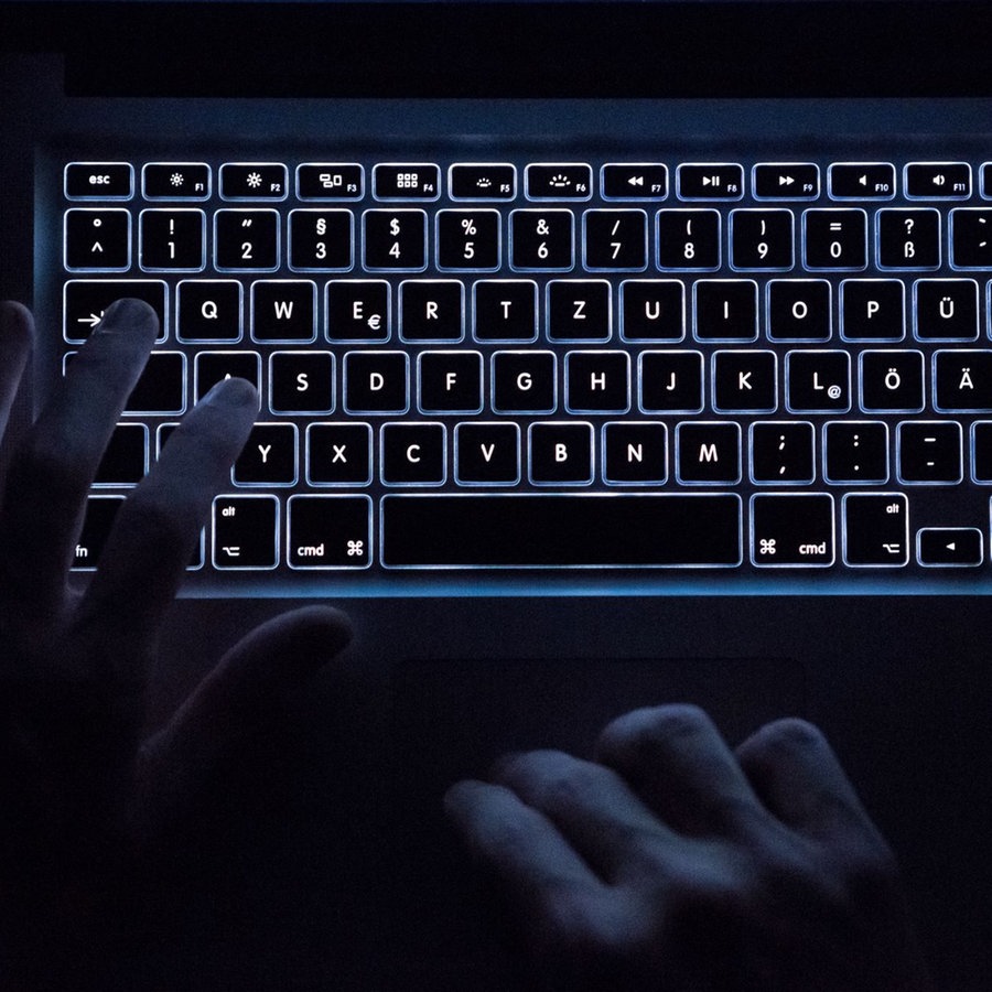 Ein Mann tippt auf die beleuchteten Tasten eines Laptop, aufgenommen am 26.07.2016 in Stuttgart (Baden-Württemberg) © picture alliance / dpa | Silas Stein Foto: Silas Stein