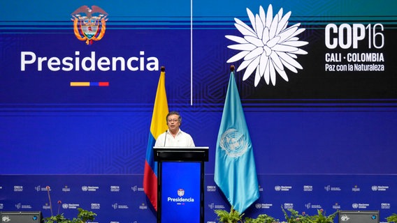 Der kolumbianische Präsident Gustavo Petro hält eine Rede bei der Eröffnungszeremonie der COP16, einer Konferenz der Vereinten Nationen zum Thema Biodiversität, in Cali, Kolumbien. © Fernando Vergara/AP/dpa 