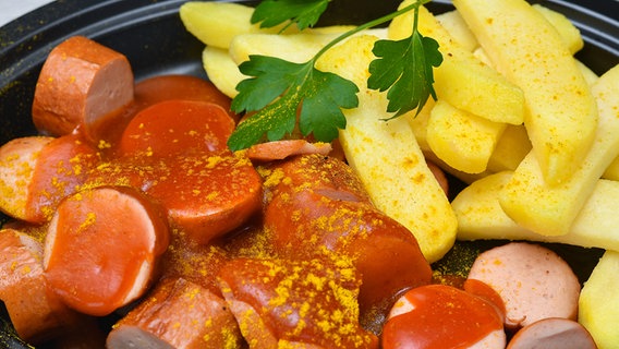 Currywurst mit Pommes frites. © picture alliance Foto: Patrick Pleul