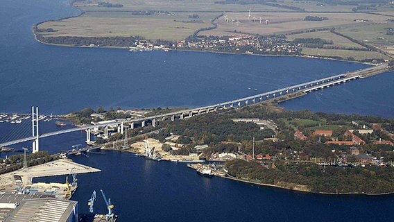 Insel Dänholm unter der neuen Rügenbrücke © dpa Foto: Klaus Grabowski