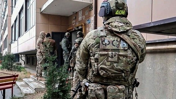 Dieses Foto soll russische Sicherheitsbeamte zeigen, die in der Kaukasusrepublik Dagestan Terrorverdächtige festnehmen. (Das Foto wurde am 31.3.2024 von der russischen Staatsagentur TASS zur Verfügung gestellt.) © picture alliance/dpa/National Antiterrorism Committee | National Antiterrorism Committee 