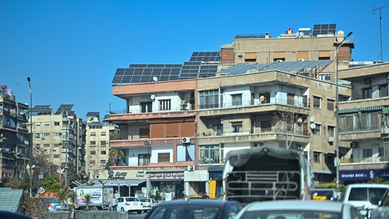 Solaranlagen sind auf Häusern in Damaskus montiert. © picture alliance/dpa | Sebastian Gollnow 