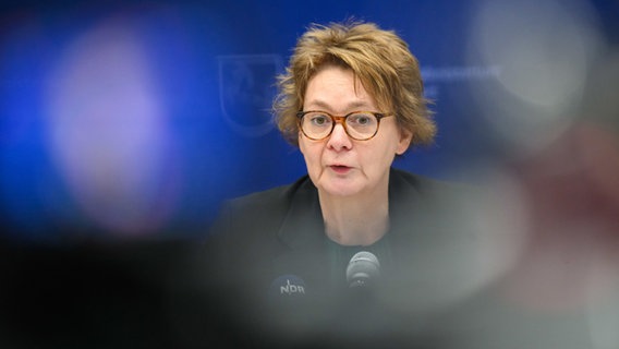 Daniela Behrens (SPD), Innenministerin von Niedersachsen, bei einer Pressekonferenz. © Julian Stratenschulte/dpa 