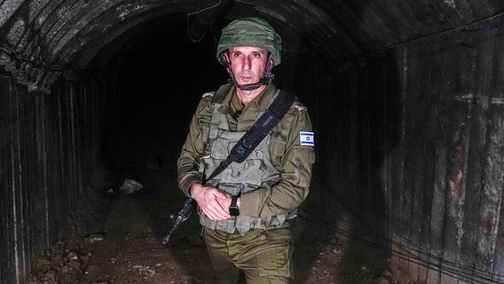 Daniel Hagari, Sprecher des israelischen Militärs, in einem Tunnel. © Ariel Schalit/AP/dpa Foto: Ariel Schalit