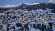 Blick auf Davos bei Sonnenuntergang vor dem 55. Jahrestreffen des Weltwirtschaftsforums (WEF). © Gian Ehrenzeller/KEYSTONE/dpa 