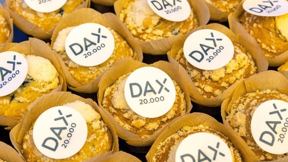 Muffins mit der Aufschrift "Dax 20.000" sind in der Frankfurter Börse zu sehen. © picture alliance/dpa Foto:  Helmut Fricke