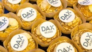 Muffins mit der Aufschrift "Dax 20.000" sind in der Frankfurter Börse zu sehen. © picture alliance/dpa Foto:  Helmut Fricke