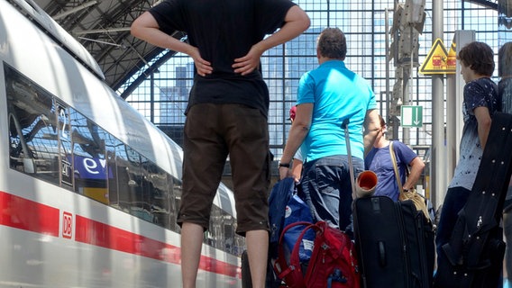 Wartende Fahrgäste vor einem ICE im Hauptbahnhof von Frankfurt Main2 © picture alliance / Daniel Kalker Foto:  Daniel Kalker