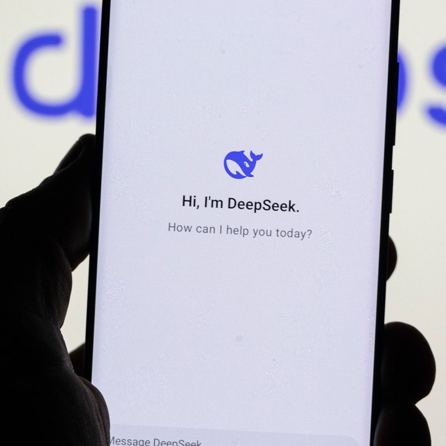 Ein Mann hält ein Smartphone mit dem Logo des chinesischen KI Startup DeepSeek in der Hand © picture alliance / NurPhoto Foto: Nicolas Economou