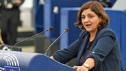 Özlem Demirel von der Linkspartei spricht im EU-Parlament in Straßburg. © picture alliance / Hans Lucas | POOL UNION EUROPEENNE / AGENCE HANS LUCAS 