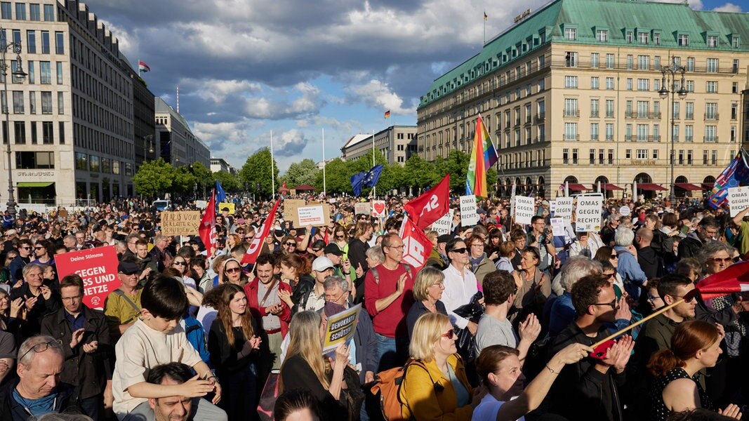 Demonstrierende versammeln sich in Berlin bei einer Solidaritätskundgebung nach dem Angriff auf den SPD-Europaabgeordneten Ecke.