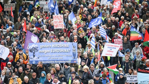 Teilnehmer gehen nach einer Auftaktkundgebung auf dem Berliner Breitscheidplatz zur Hauptkundgebung der Demonstration des Bündnisses "Nie wieder Krieg". © dpa Foto: Sebastian Gollnow