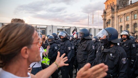 Polizisten drängen bei einem Protest gegen die Corona-Maßnahmen eine Menschenmenge vom Platz der Republik vor dem Reichstagsgebäude. © dpa bildfunk Foto: Christoph Soeder