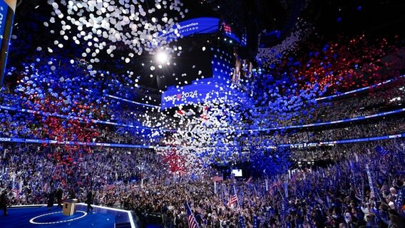 Luftballons werden während des Parteitags der US-Demokraten in Chicago fallengelassen. © Matt Rourke/AP/dpa Foto: Matt Rourke