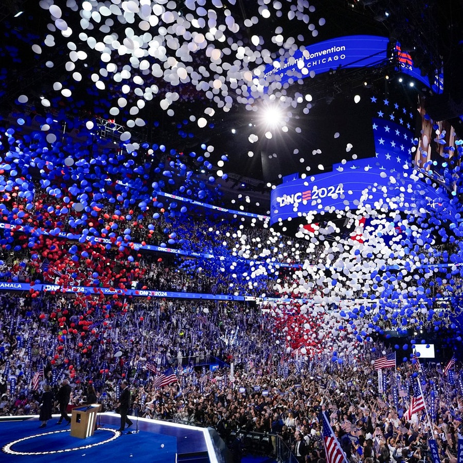 Luftballons werden während des Parteitags der US-Demokraten in Chicago fallengelassen. © Matt Rourke/AP/dpa Foto: Matt Rourke