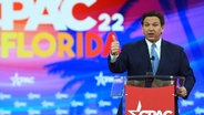 Der Gouverneur von Florida, Ron DeSantis, bei der CPAC 2022 (Conservative Political Action Conference) © picture alliance ZUMAPRESS Foto:  Paul Hennessy