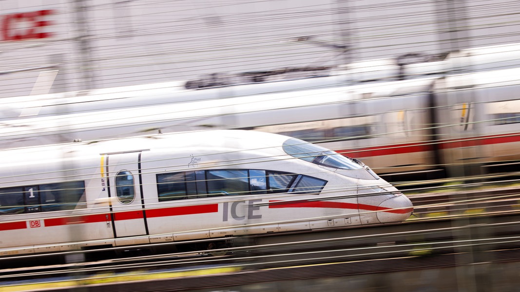 Ein ICE-Zug der Deutschen Bahn fährt in einen Bahnhof ein