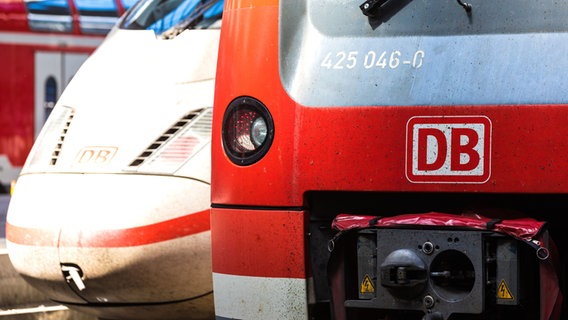 Zwei Lokomotiven der Deutschen Bahn stehen auf dem Gleis. © picture alliance / pressefoto_korb Foto: Micha Korb