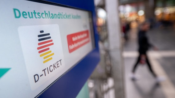 An einem Fahrkartenautomaten steht ein Hinweis auf das Deutschlandticket. © Sebastian Gollnow/dpa 