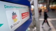 Ein Hinweis für das Deutschland-Ticket steht auf einem Fahrkartenautomaten. © dpa bildfunk Foto: Sebastian Gollnow