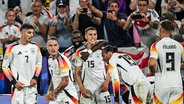 Spieler der deutschen Nationalmannschaft jubeln über einen Sieg bei der Fußball-EM. © dpa bildfunk Foto: Markus Ulmer