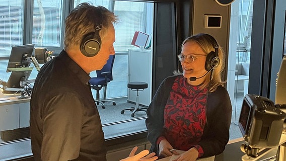 Albrecht Breitschuh im Gespräch mit Christiane Uebing. © NDR 