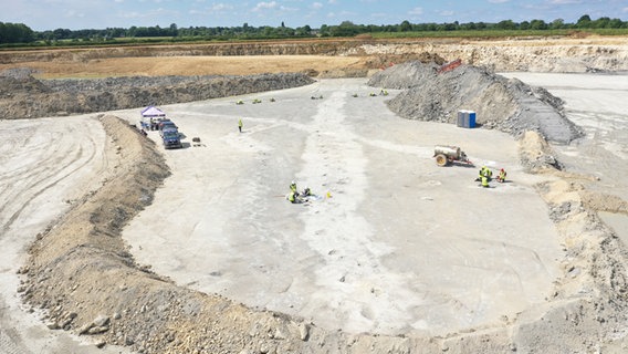 Dinosaurier-Fußabdrücke, die im Dewars Farm Quarry in Oxfordshire gefunden wurden und im Steinbruch unter Schlamm begraben sind. Forscher haben dort rund 200 Fußstapfen von Dinosauriern entdeckt. © dpa-Bildfunk 