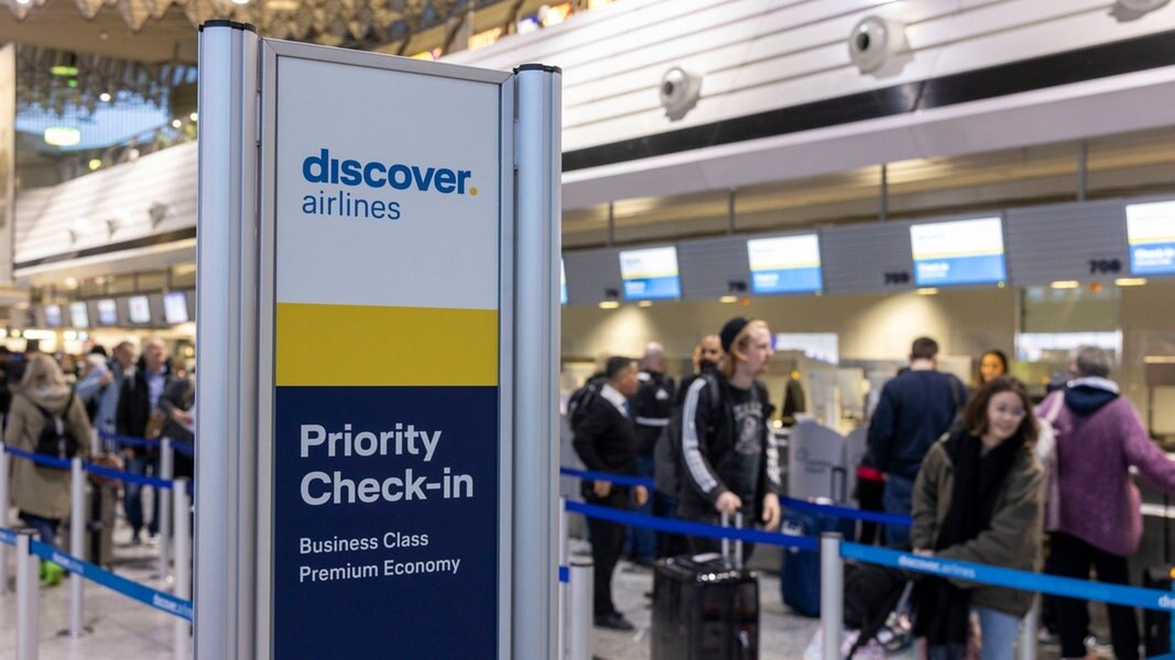 Ein Schild von Discover Airlines an einem Flughafen-Abfertigungsschalter
