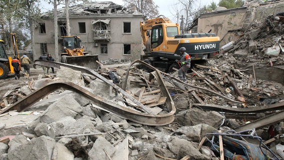 Rettungskräfte arbeiten am Schauplatz eines nächtlichen russischen Angriffs im Novokadatskyi-Bezirk von Dnipro, im Osten der Ukraine © /Ukrinform/dpa 