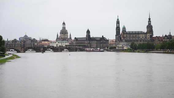 Das Elbufer ist vor der Altstadtkulisse vom Wasser der Elbe überflutet. © picture alliance/dpa | Robert Michael 