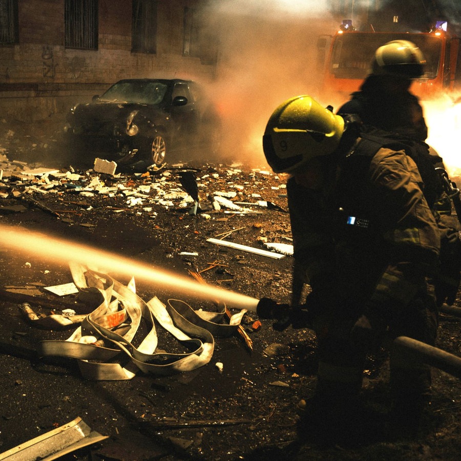 Nach einem Drohnenangriff in Charkiw versuchen Feuerwehrmänner, das Feuer in einem Wohnhaus zu löschen © picture alliance / Anadolu | George Ivanchenko Foto: George Ivanchenko