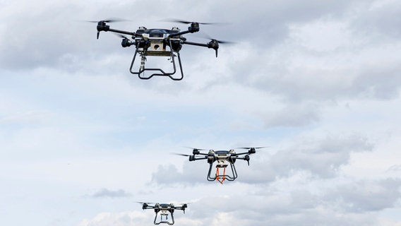 Das vom Pressedienst des russischen Verteidigungsministeriums zur Verfügung gestellte Foto zeigt Drohnen am Himmel. © picture alliance/dpa/AP | Uncredited 