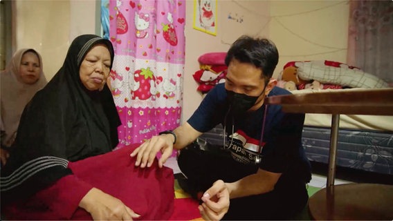 Der indonesische Arzt Dr. Yusuf Nughraha behandelt eine Patientin. © NDR 