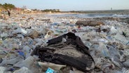 Plastikmüll am Strand in Indonesien © NDR 
