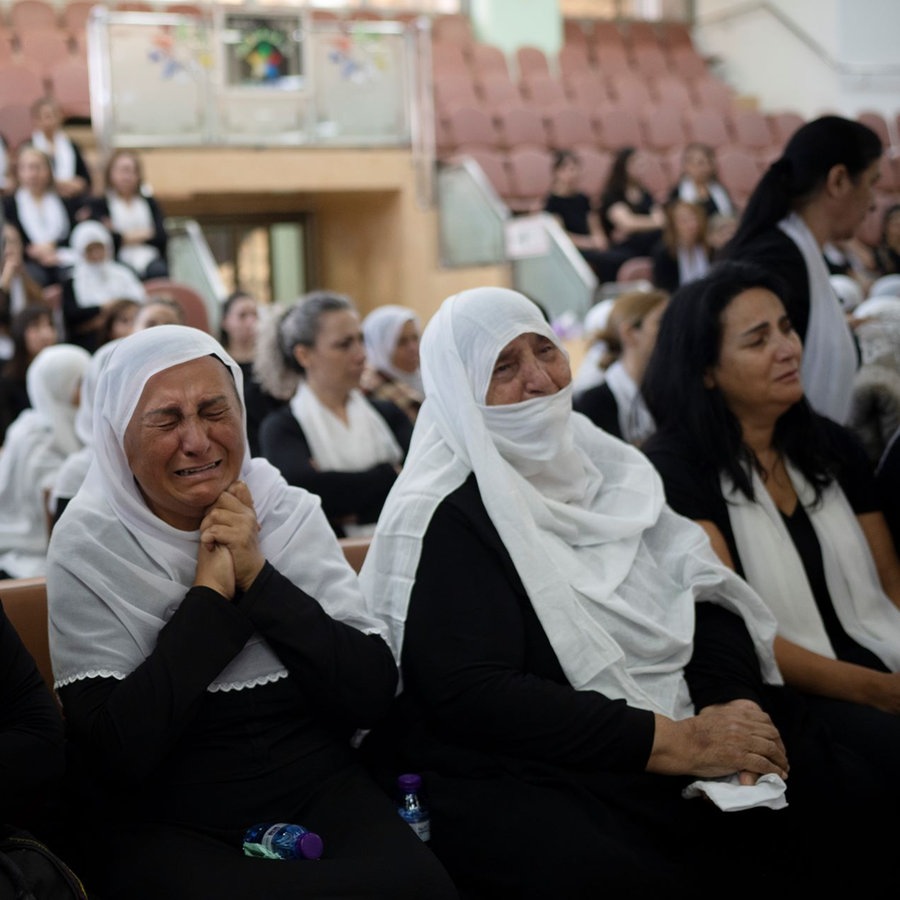 Angehörige der drusischen Minderheit trauern bei der Beerdigung ihrer Angehörigen in den israelisch kontrollierten Golanhöhen, nachdem bei einem Raketenangriff mehrere Kinder und Jugendliche getötet wurden. © dpa Foto:  Leo Correa