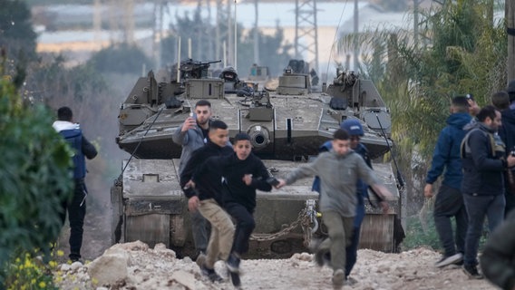 Ein israelischer Panzer fährt auf ein Palästinenserlager in Dschenin im Westjordanland zu. © Majdi Mohammed/AP/dpa Foto: Majdi Mohammed