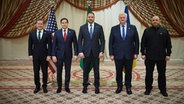 Saudi-Arabien, Dschidda: Auf diesem vom Pressebüro des ukrainischen Präsidenten zur Verfügung gestellten Foto stehen der nationale Sicherheitsberater der USA, Mike Waltz, US-Außenminister Marco Rubio, der Leiter des ukrainischen Präsidentenbüros, Andrij Jermak, der ukrainische Außenminister Andrij Sybiha und der ukrainische Verteidigungsminister Rustem Umerow (l-r) nach einem Treffen für ein Foto. © Ukrainian Presidential Press Office/AP/dpa 