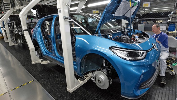 Ein Modell der neuen Generation des ID.3 wird im Werk von Volkswagen in Zwickau montiert. © dpa-Bildfunk Foto: Hendrik Schmidt